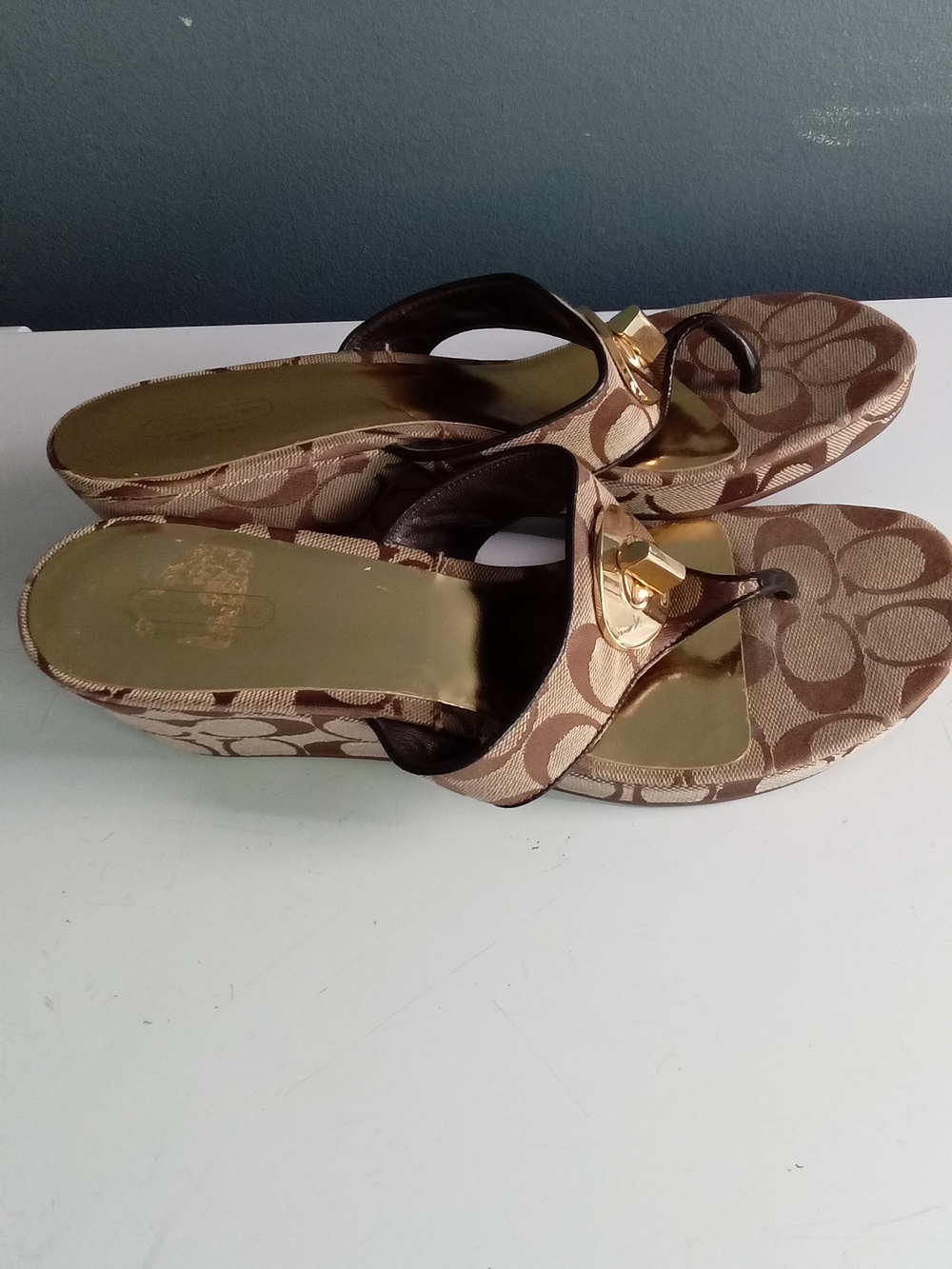 Coach Signature Jacquard Turnlock Wedge Sandals Brown Tan Gold A0567 Womens 8.5B - Picture 5 of 6